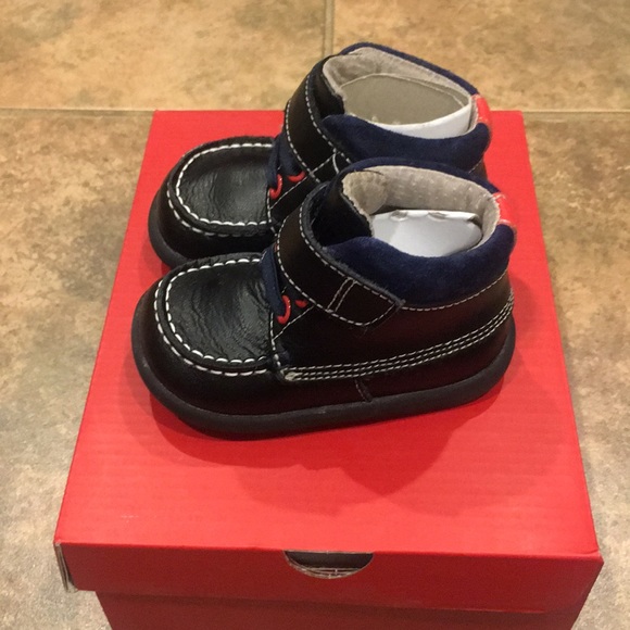See Kia Run Owen Black Size 4 Toddler Booties - Picture 2 of 4